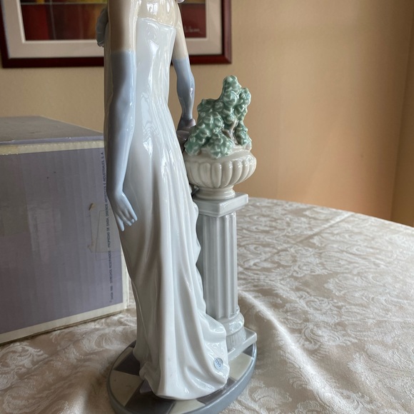 RETIRED 2001 ‘SOCIALITE OF THE 20s LLADRO’ PORCELAIN FIGURINE-Item#01005283 - Picture 7 of 12